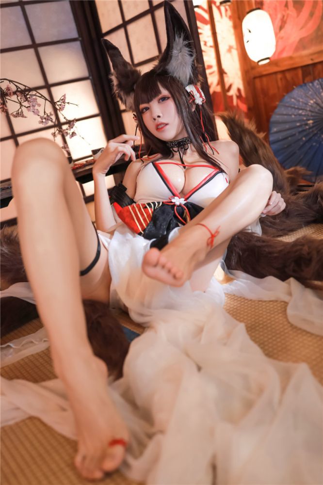 姿态诱人的小妖精妩媚狐狸装