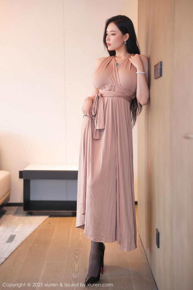 秀人网嫩模娜比灰色长裙性感黑丝爆乳美腿