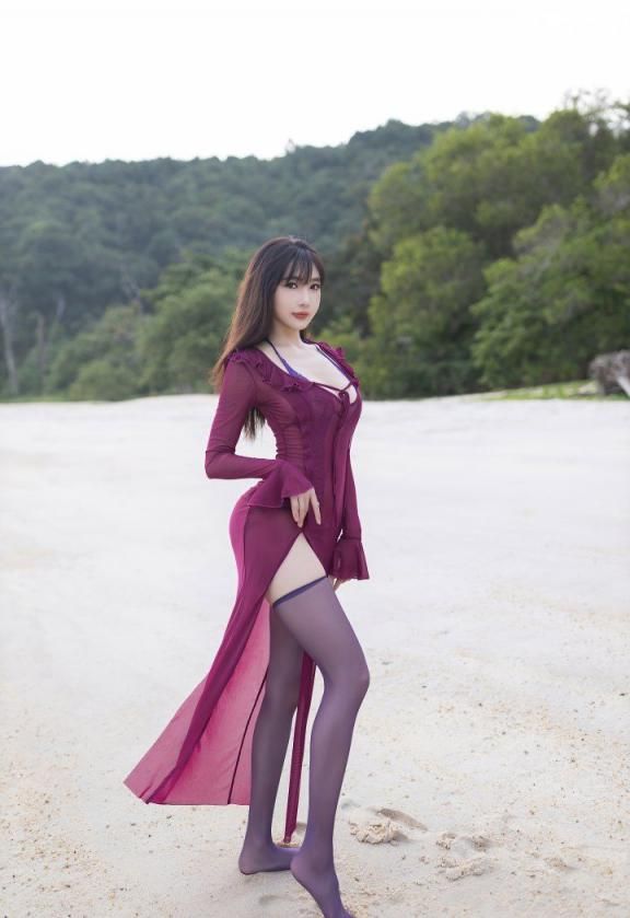 嫩模陆萱萱紫色长裙露出好春光