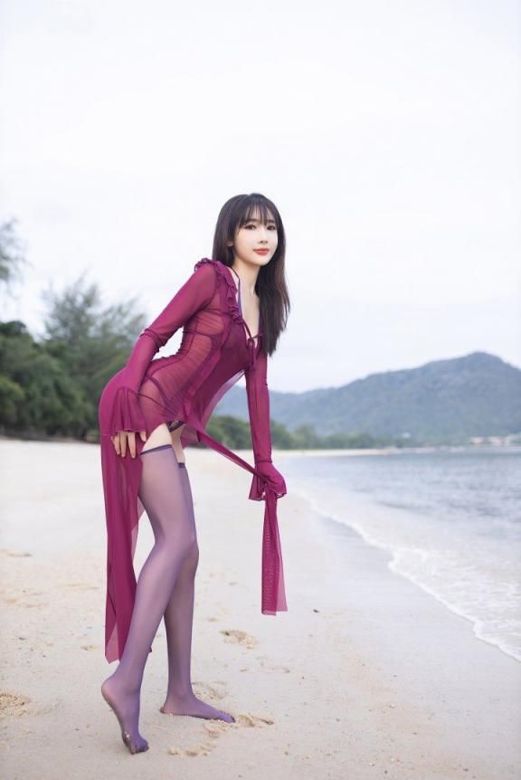 嫩模陆萱萱紫色长裙露出好春光