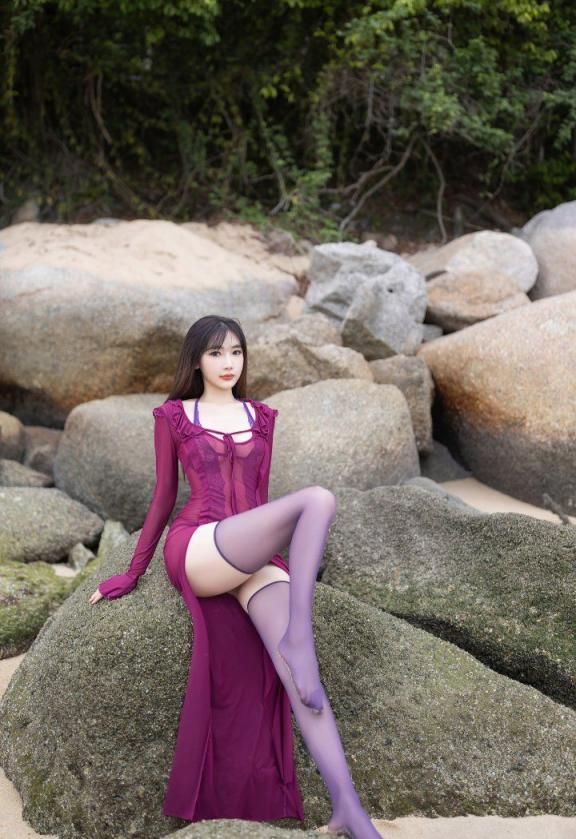 嫩模陆萱萱紫色长裙露出好春光