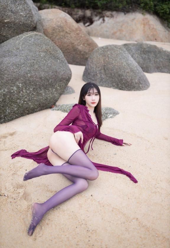 嫩模陆萱萱紫色长裙露出好春光