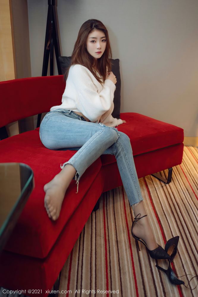 性感诱惑长腿紧身牛仔裤小姐姐