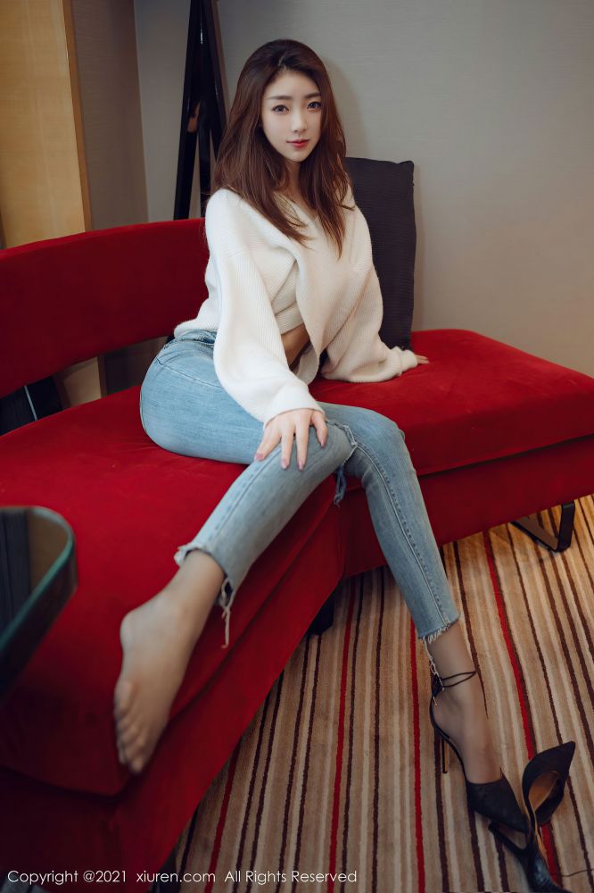 性感诱惑长腿紧身牛仔裤小姐姐
