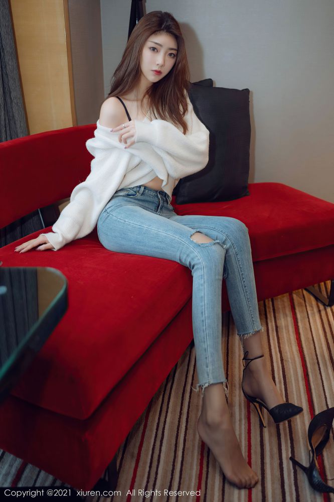 性感诱惑长腿紧身牛仔裤小姐姐