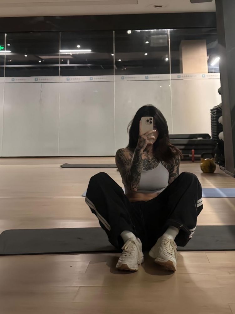 健身房极品刺青妹子身材爆炸