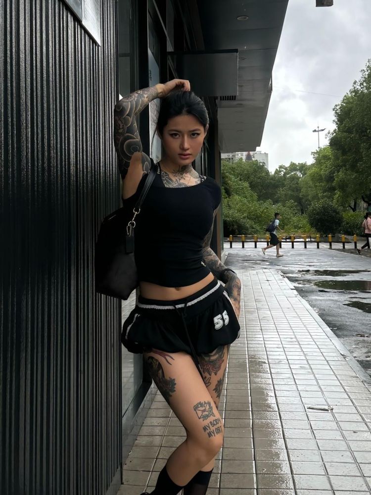 健身房极品刺青妹子身材爆炸