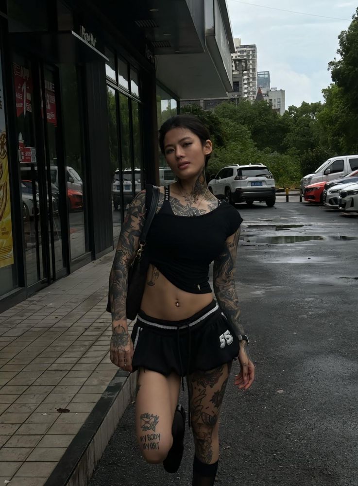 健身房极品刺青妹子身材爆炸