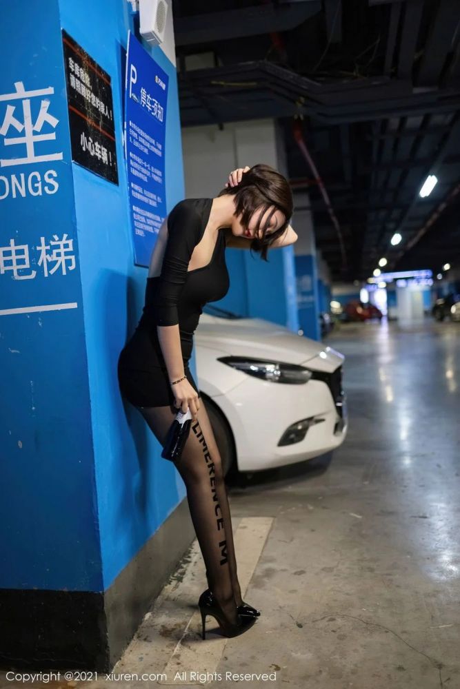 性感女神Angela小热巴黑丝美腿停车场深夜买醉