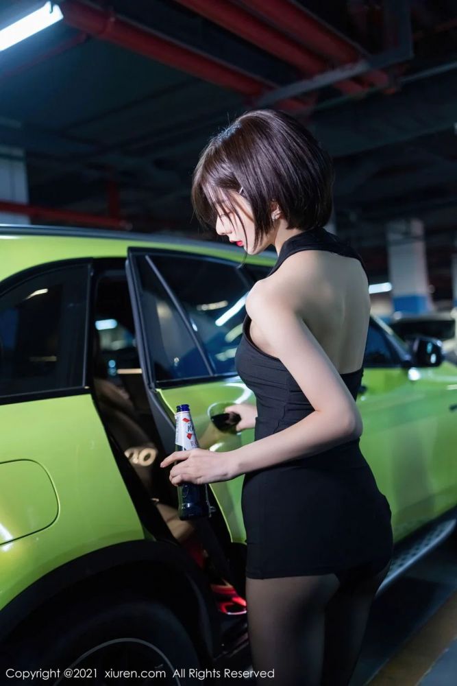 性感女神Angela小热巴黑丝美腿停车场深夜买醉