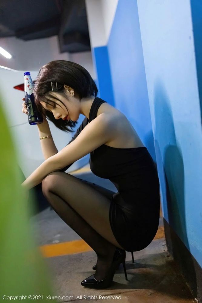 性感女神Angela小热巴黑丝美腿停车场深夜买醉