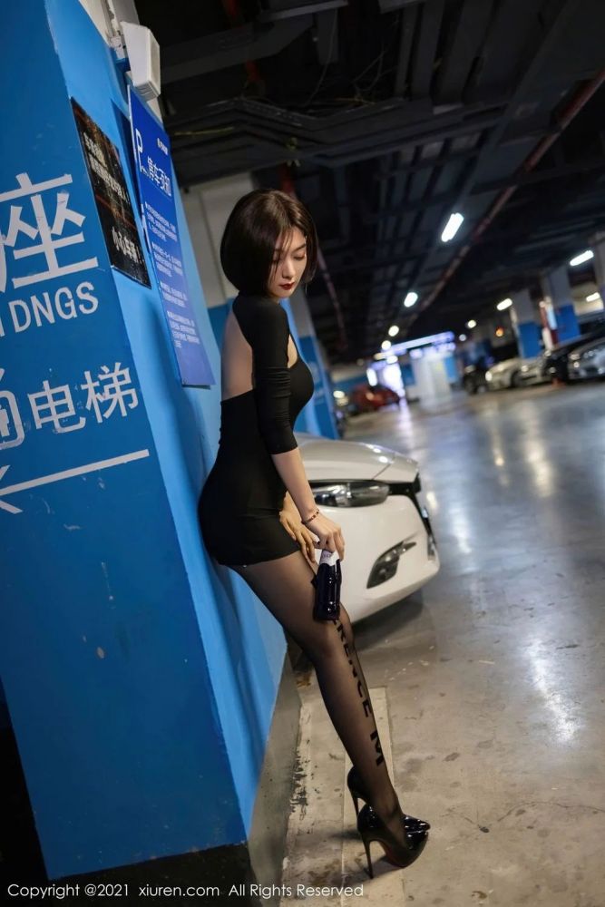 性感女神Angela小热巴黑丝美腿停车场深夜买醉