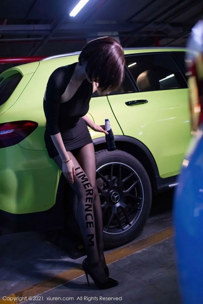 性感女神Angela小热巴黑丝美腿停车场深夜买醉