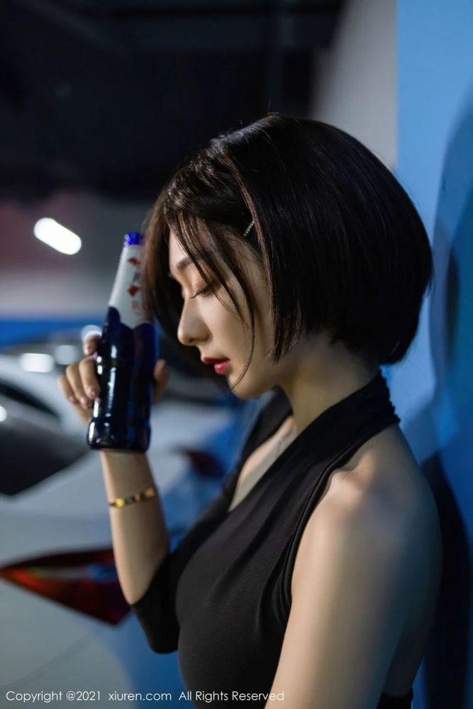 性感女神Angela小热巴黑丝美腿停车场深夜买醉