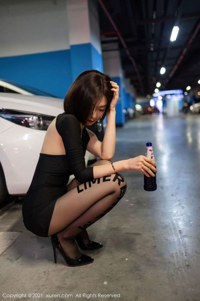 性感女神Angela小热巴黑丝美腿停车场深夜买醉