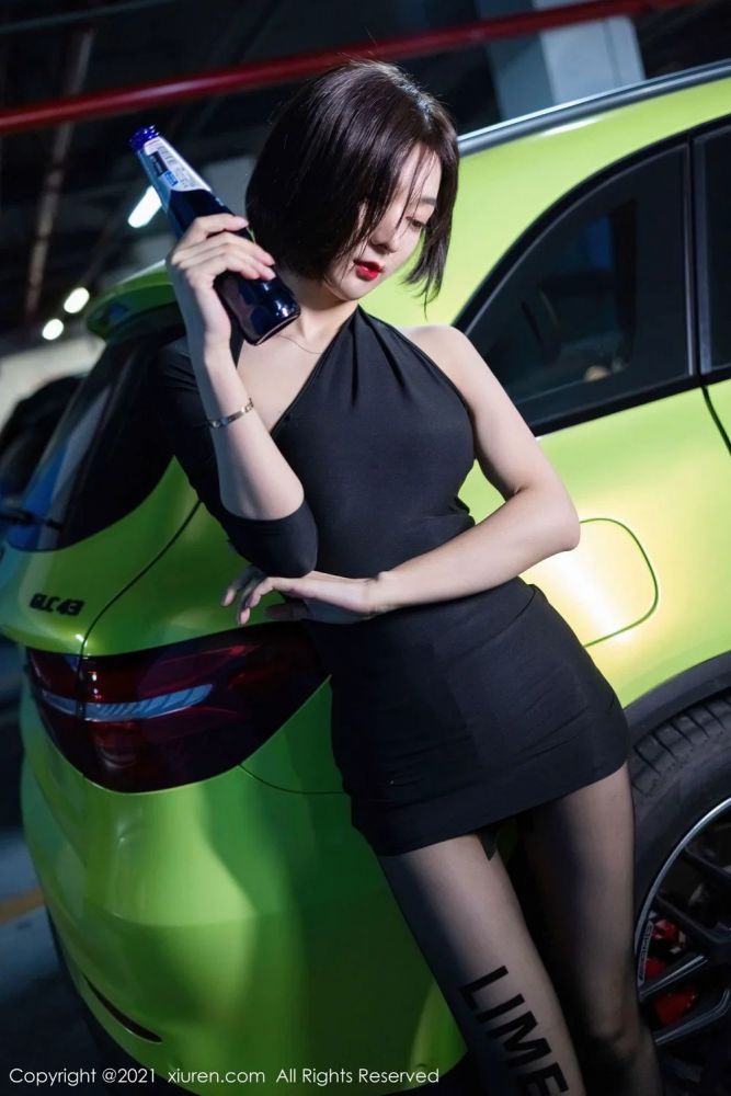 性感女神Angela小热巴黑丝美腿停车场深夜买醉