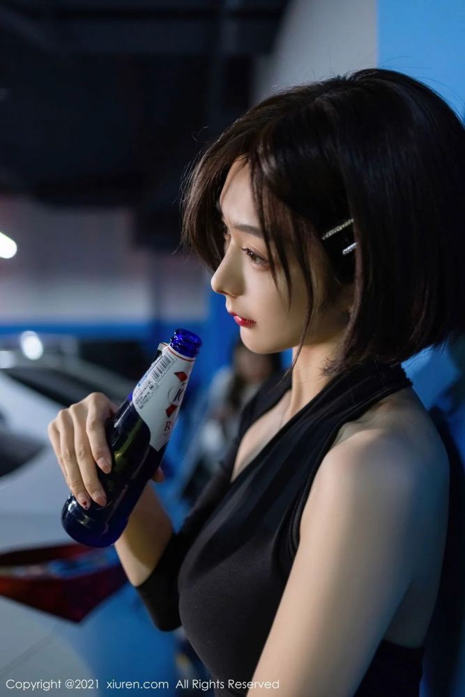 性感女神Angela小热巴黑丝美腿停车场深夜买醉