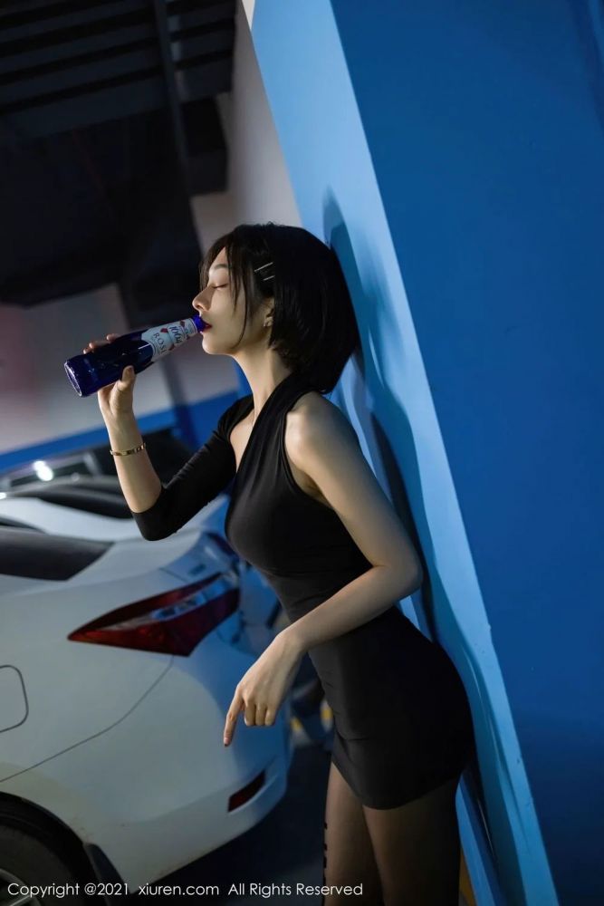 性感女神Angela小热巴黑丝美腿停车场深夜买醉