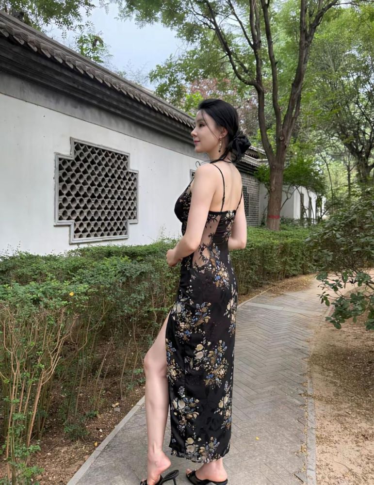 诱人的性感熟女尽显完美身材