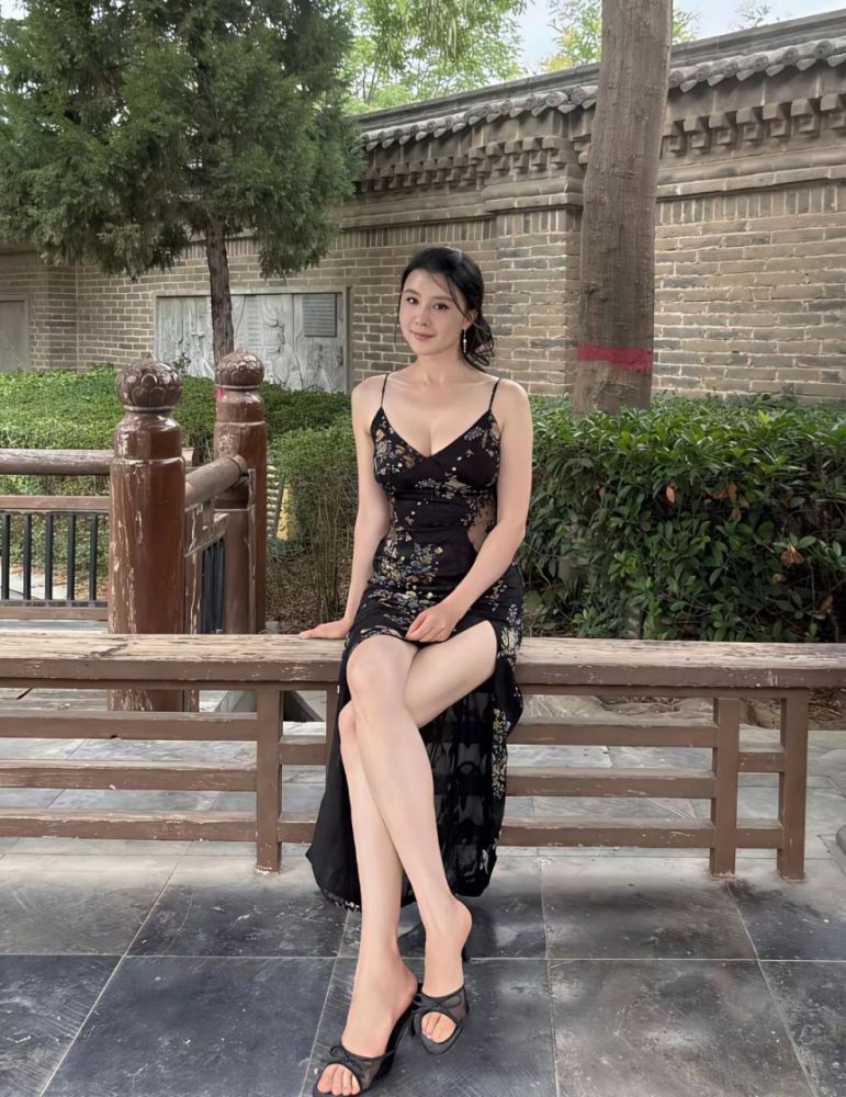 诱人的性感熟女尽显完美身材