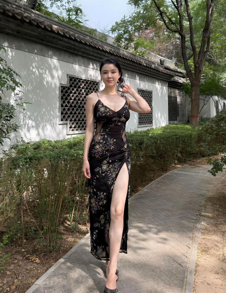 诱人的性感熟女尽显完美身材