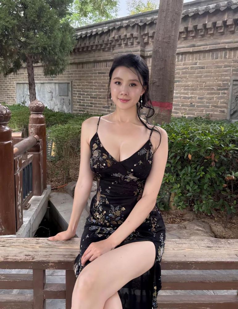 诱人的性感熟女尽显完美身材