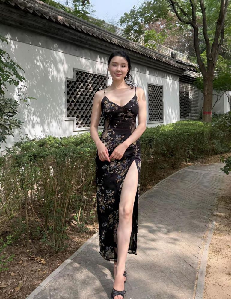 诱人的性感熟女尽显完美身材