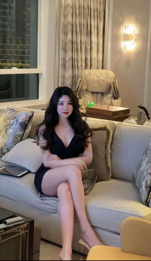 诱人的性感熟女尽显完美身材