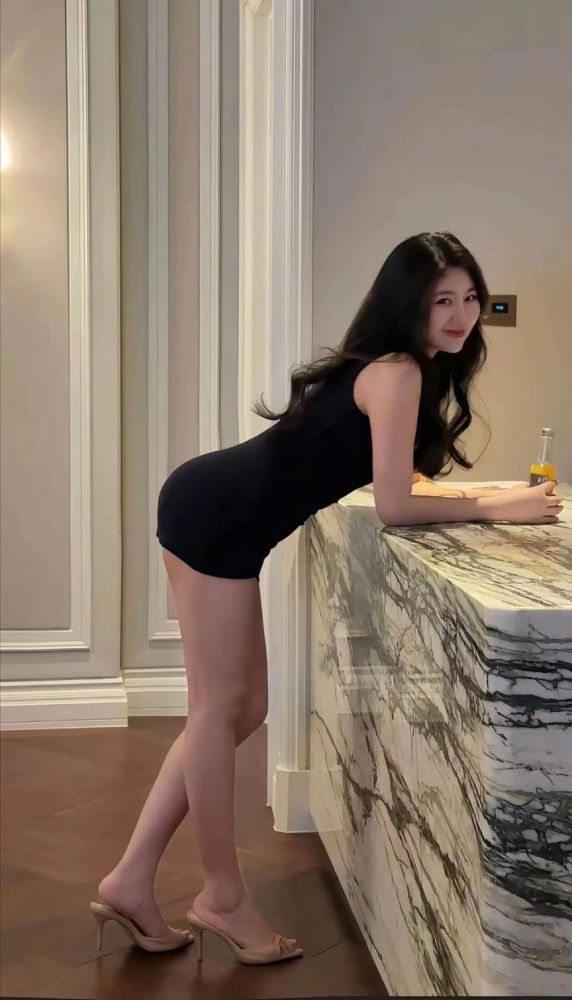 诱人的性感熟女尽显完美身材