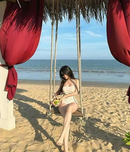 诱人的性感熟女尽显完美身材