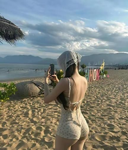 诱人的性感熟女尽显完美身材