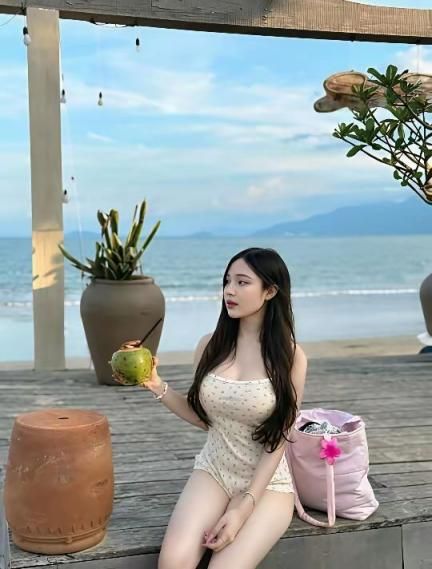 诱人的性感熟女尽显完美身材