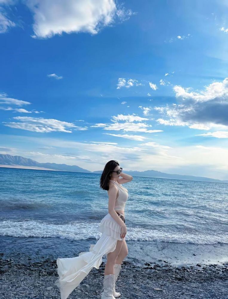 诱人的性感熟女尽显完美身材