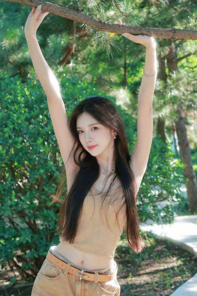 诱人的性感熟女尽显完美身材