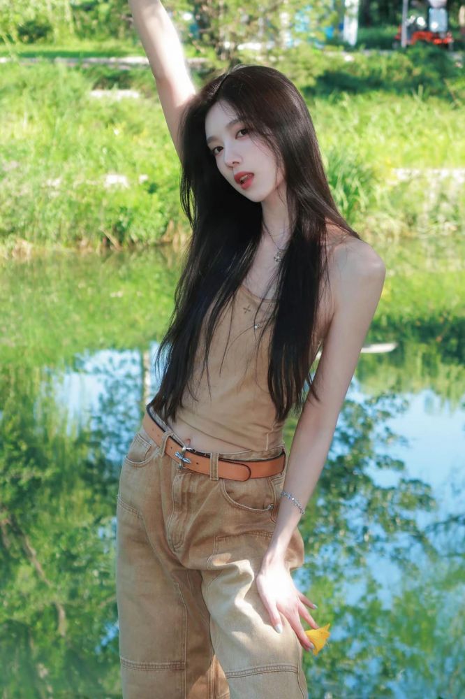 诱人的性感熟女尽显完美身材