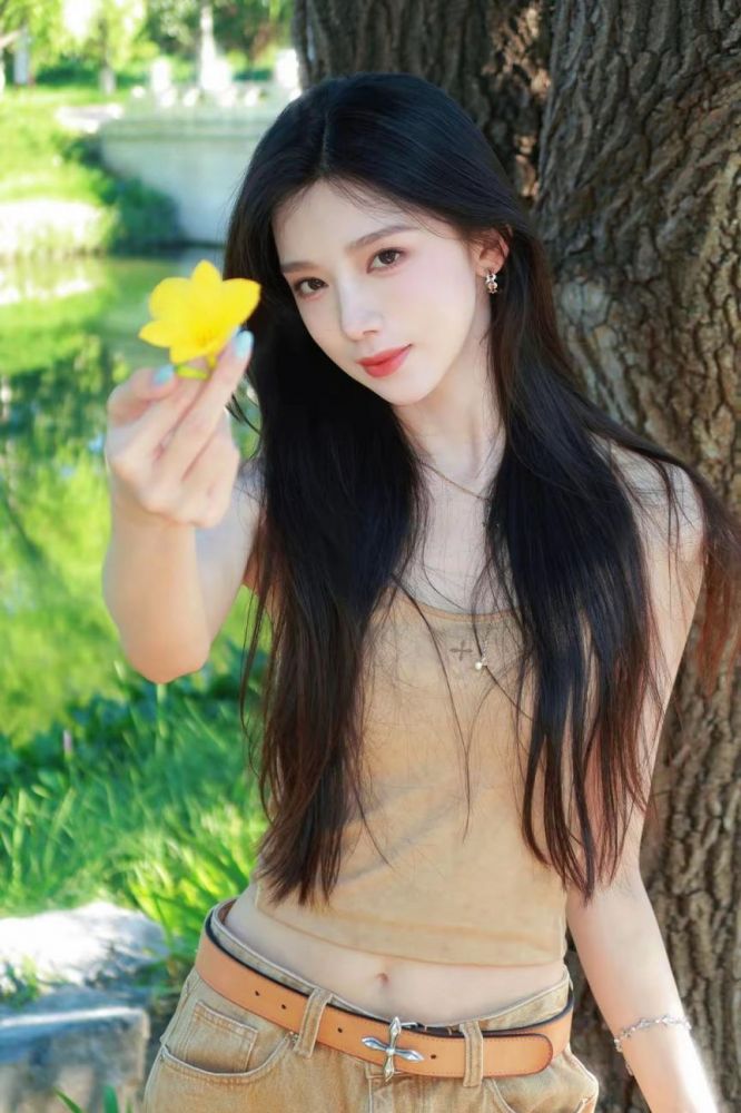 诱人的性感熟女尽显完美身材