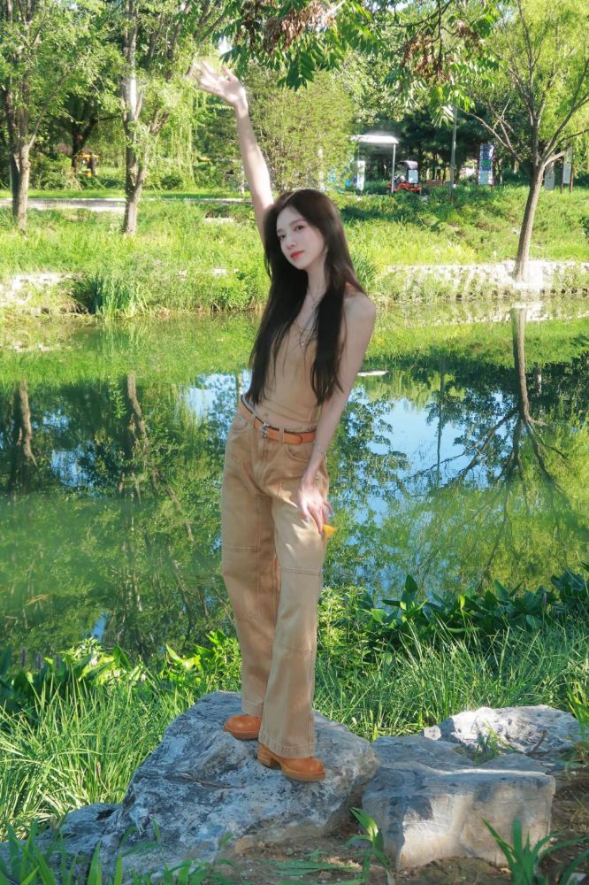 诱人的性感熟女尽显完美身材