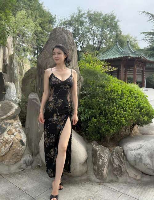 诱人的性感熟女尽显完美身材